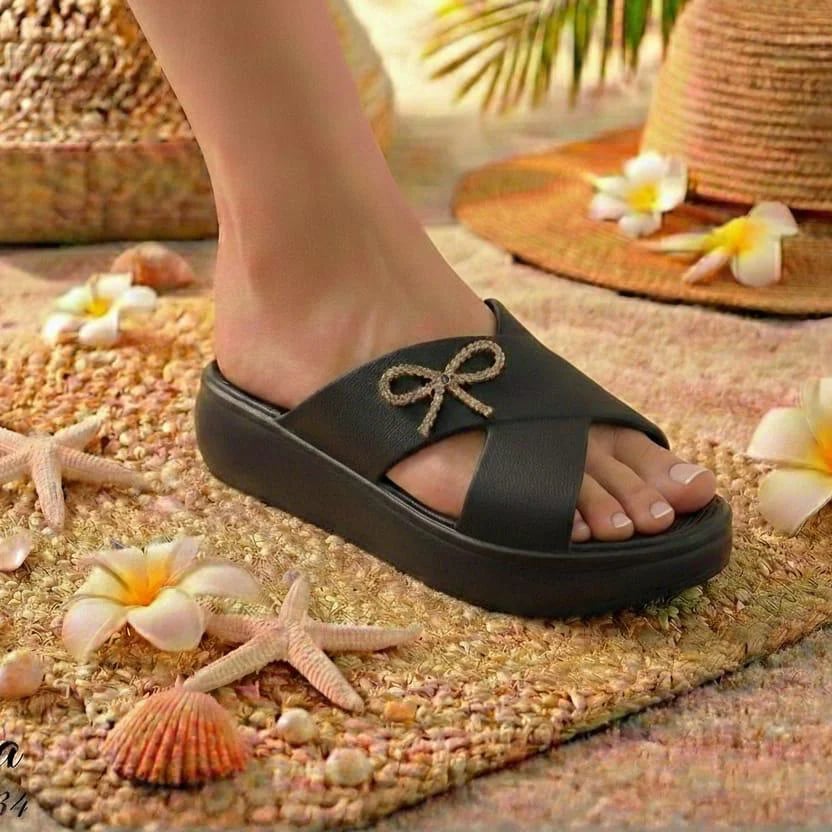 Siyah Kadın Düz Terlik Rahat Hafif Günlük Yazlık Şık Tüm Sezon Kullanıma Uygun Modern Kadın Terlik Modeli Toptan - Renk: Siyah - Fotoğraf 1 / 1